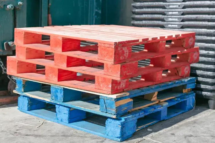 GPS tracker on pallets